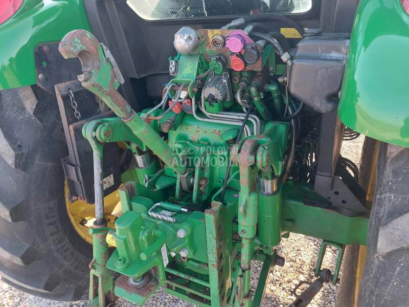 John Deere 5820