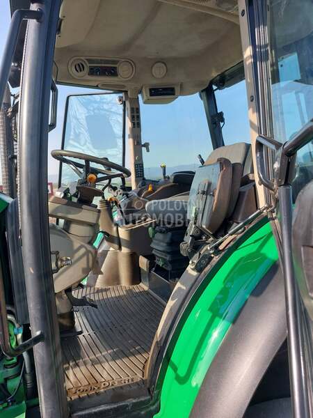 John Deere 5820