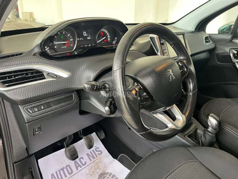 Peugeot 208 1.2i STIYLE LINE CH