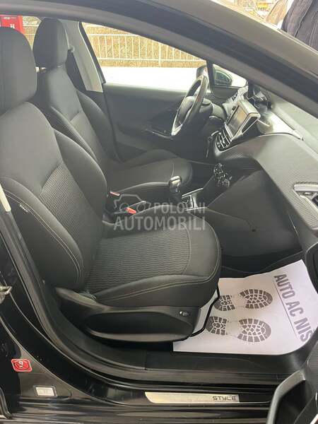Peugeot 208 1.2i STIYLE LINE CH