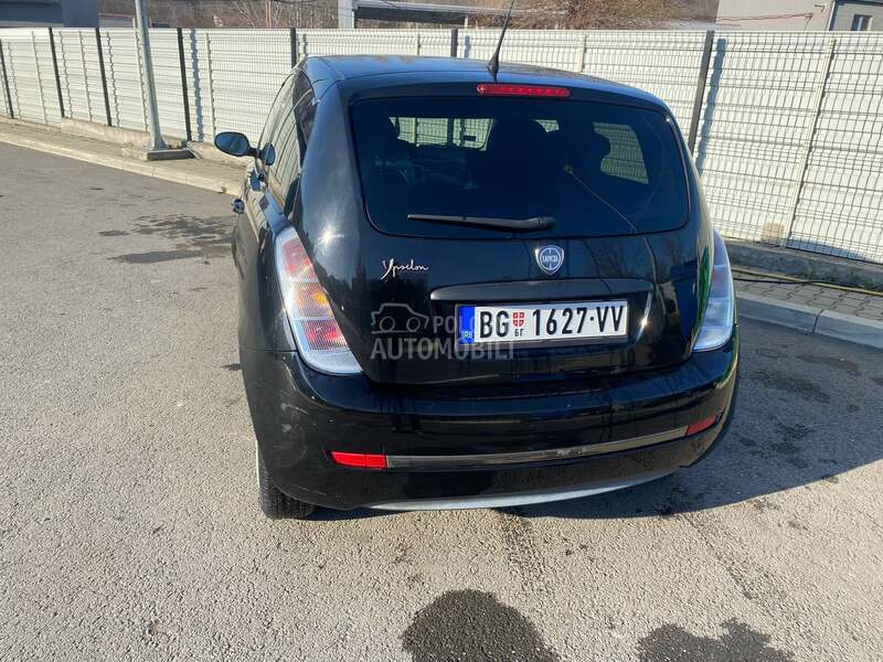 Lancia Ypsilon 1.4 16v MOMODESIGN