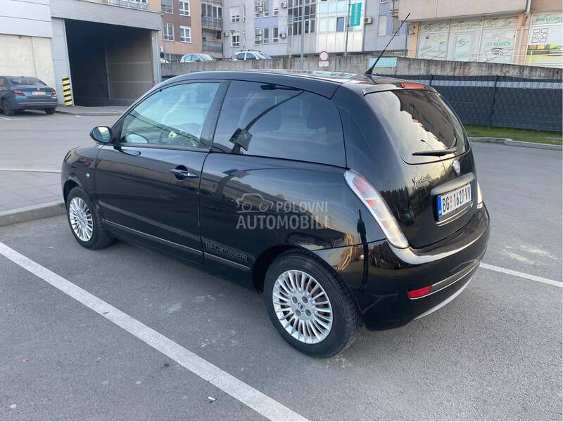 Lancia Ypsilon 1.4 16v MOMODESIGN