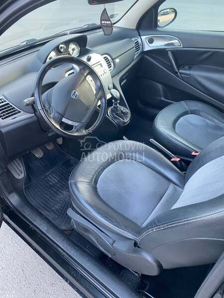 Lancia Ypsilon 1.4 16v MOMODESIGN