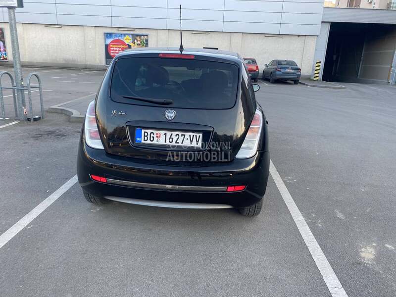 Lancia Ypsilon 1.4 16v MOMODESIGN