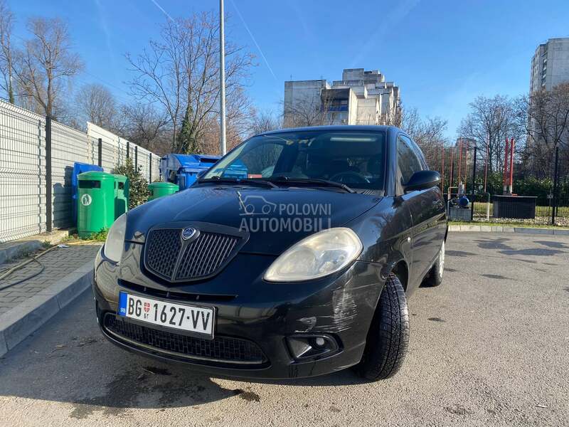Lancia Ypsilon 1.4 16v MOMODESIGN