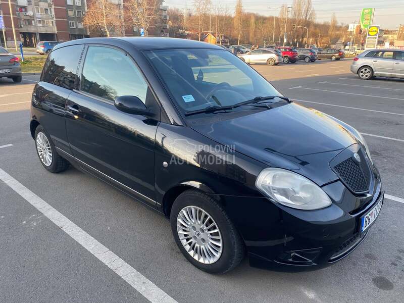 Lancia Ypsilon 1.4 16v MOMODESIGN