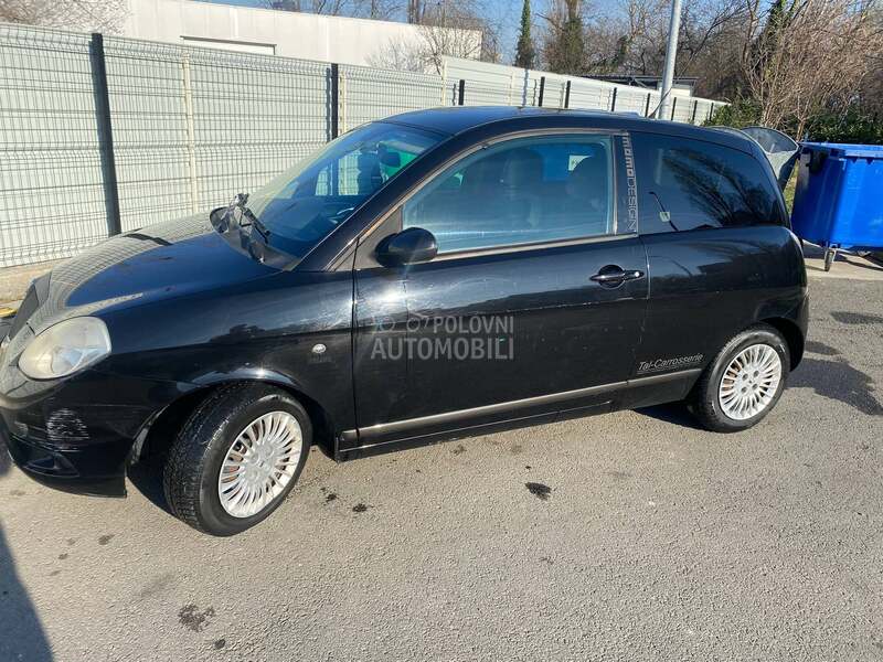 Lancia Ypsilon 1.4 16v MOMODESIGN