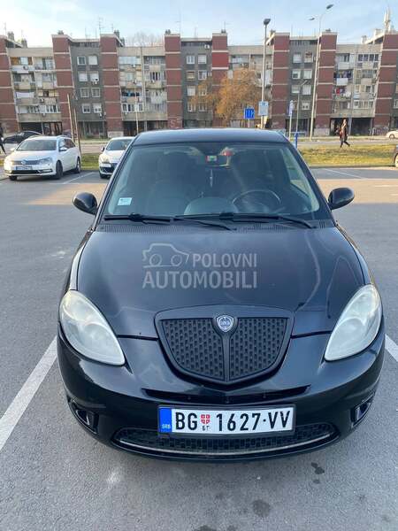 Lancia Ypsilon 1.4 16v MOMODESIGN