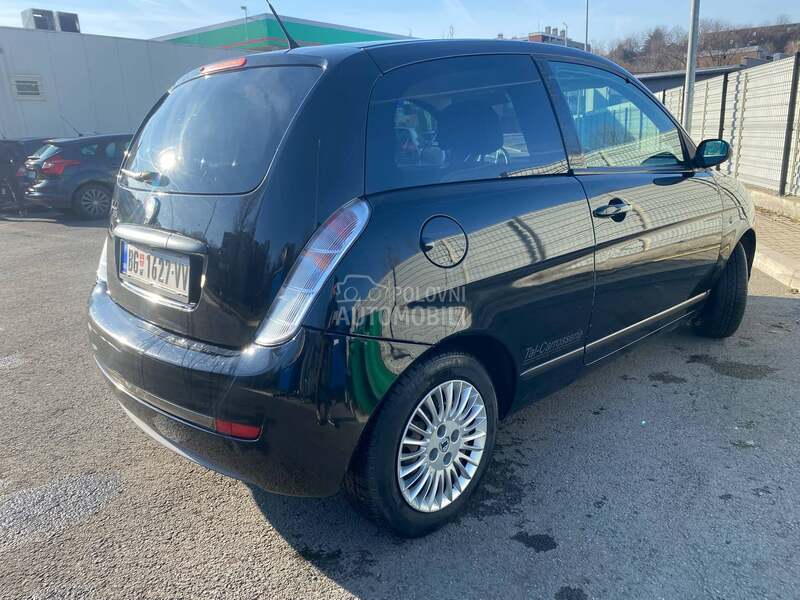 Lancia Ypsilon 1.4 16v MOMODESIGN