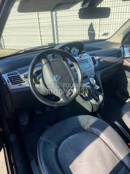 Lancia Ypsilon 1.4 16v MOMODESIGN