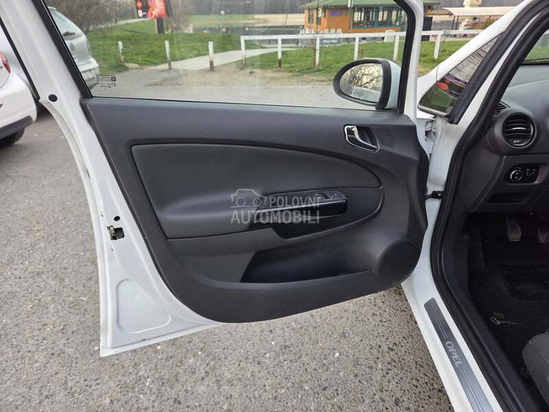 Opel Corsa D 150 000 k m