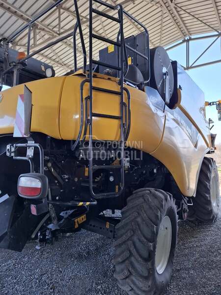 New Holland CR7.90