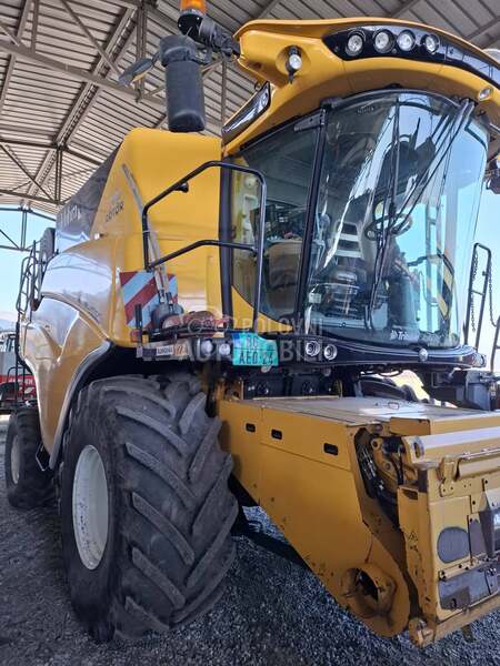 New Holland CR7.90