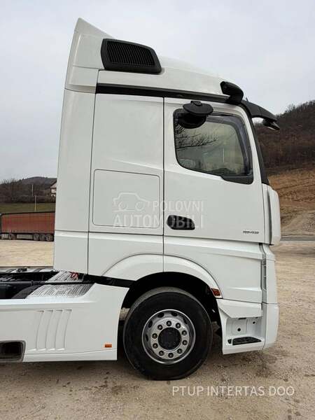 Mercedes Benz MP5 1845 Stream space