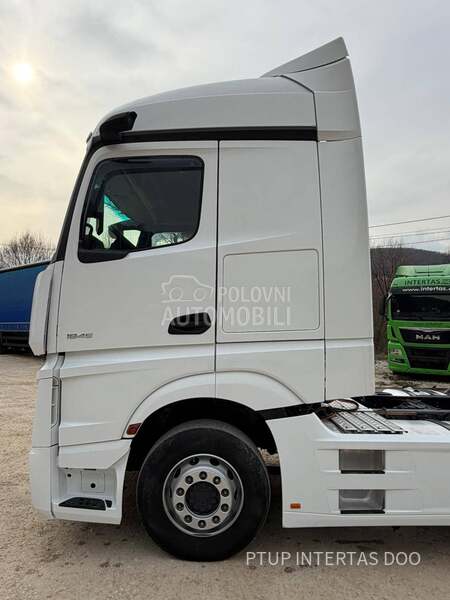 Mercedes Benz MP5 1845 Stream space