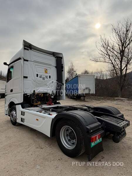 Mercedes Benz MP5 1845 Stream space