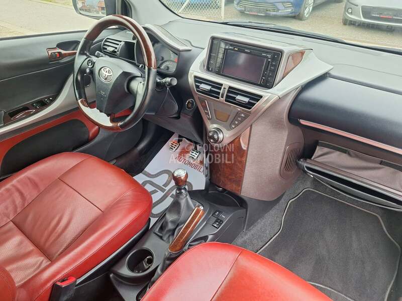 Toyota iQ 