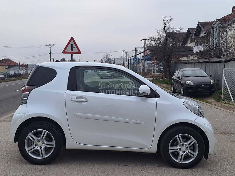 Toyota iQ 
