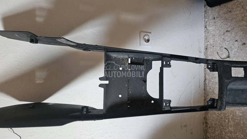 Donja centralna konzola