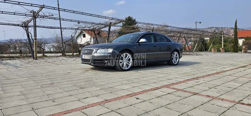 Audi S8 