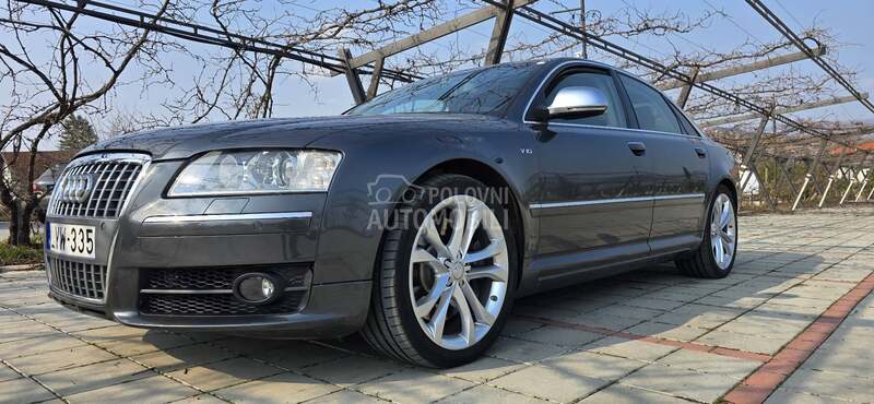 Audi S8 