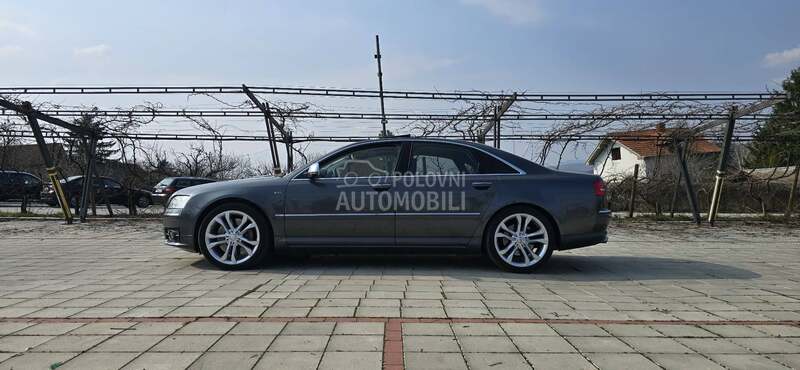 Audi S8 