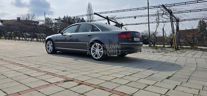 Audi S8 