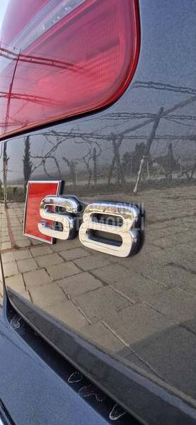Audi S8 