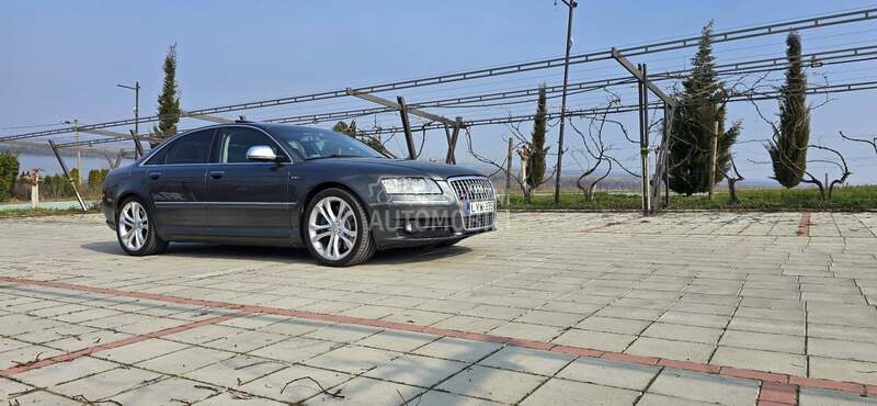 Audi S8 