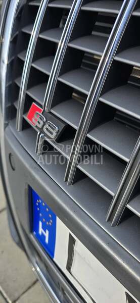 Audi S8 