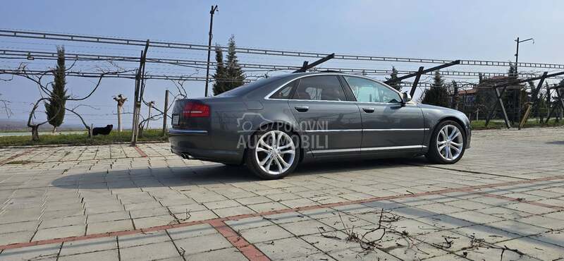 Audi S8 