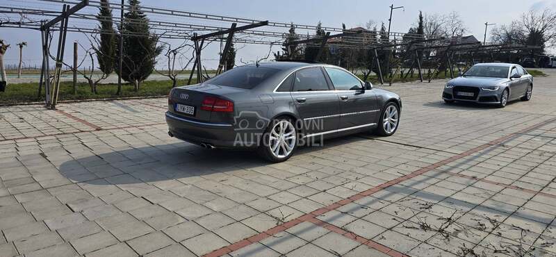 Audi S8 