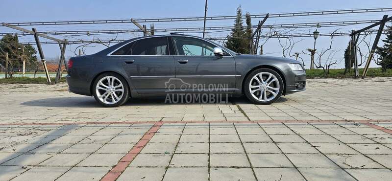Audi S8 