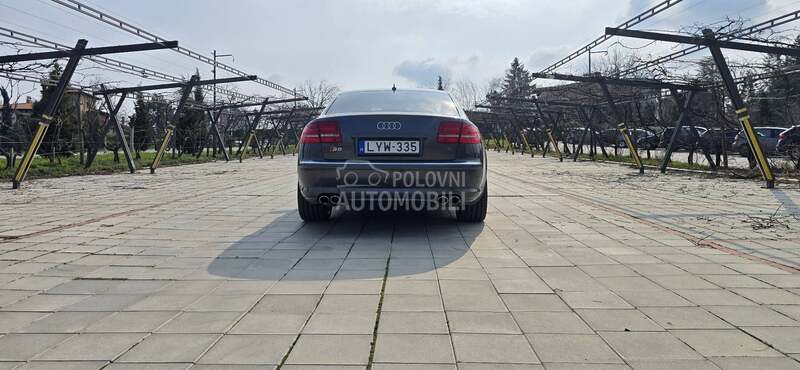 Audi S8 