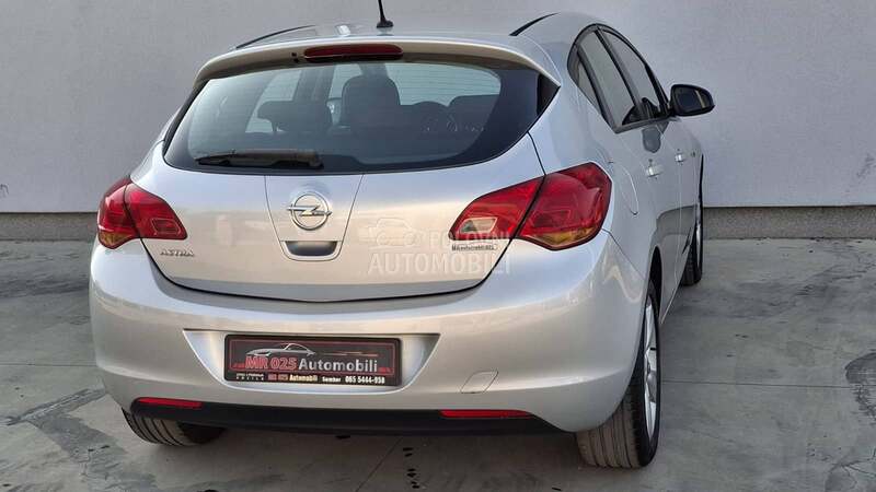 Opel Astra J 1.6 ENJOY