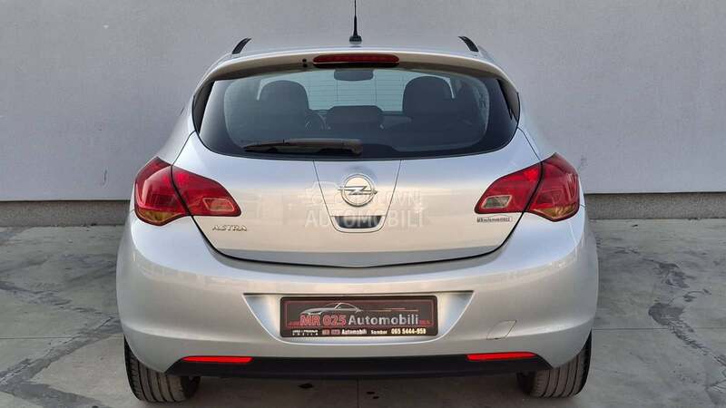 Opel Astra J 1.6 ENJOY