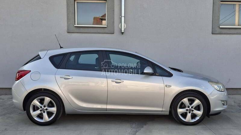 Opel Astra J 1.6 ENJOY