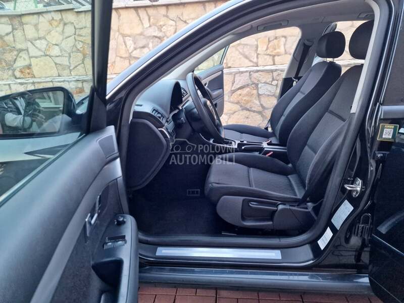 Audi A4 1,6 b e n z i n
