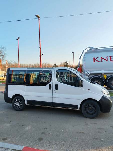 Opel Vivaro putnicki