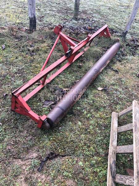 Tehnostroj traktor i prikljuci