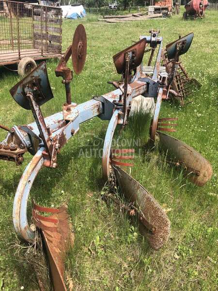 Tehnostroj traktor i prikljuci