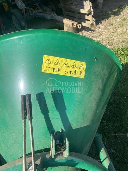 Tehnostroj traktor i prikljuci