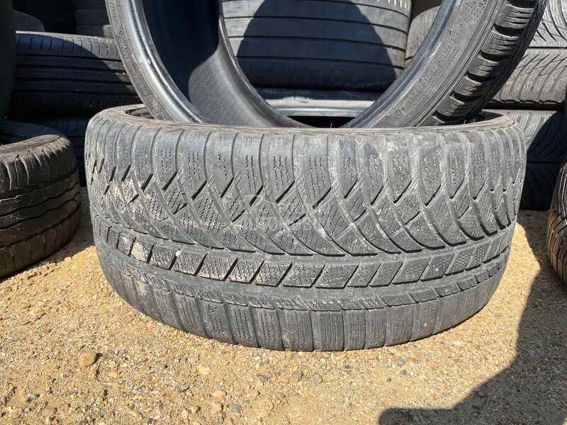 Kumho 255/35 R20 Zimska