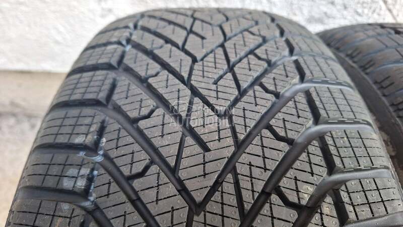 Pirelli 235/45 R21 Zimska