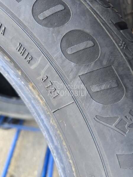Goodyear 235/55 R17 Zimska