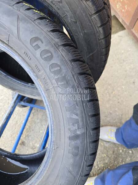 Goodyear 235/55 R17 Zimska