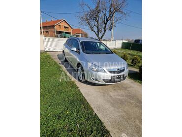 Desni far za Opel Astra J od 2009. do 2016. god.