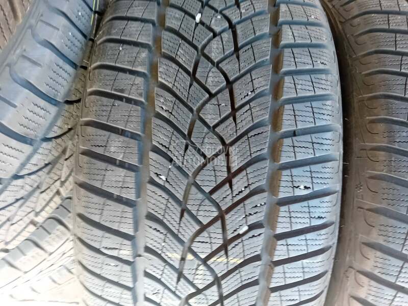 Goodyear 245/40 R18 Zimska
