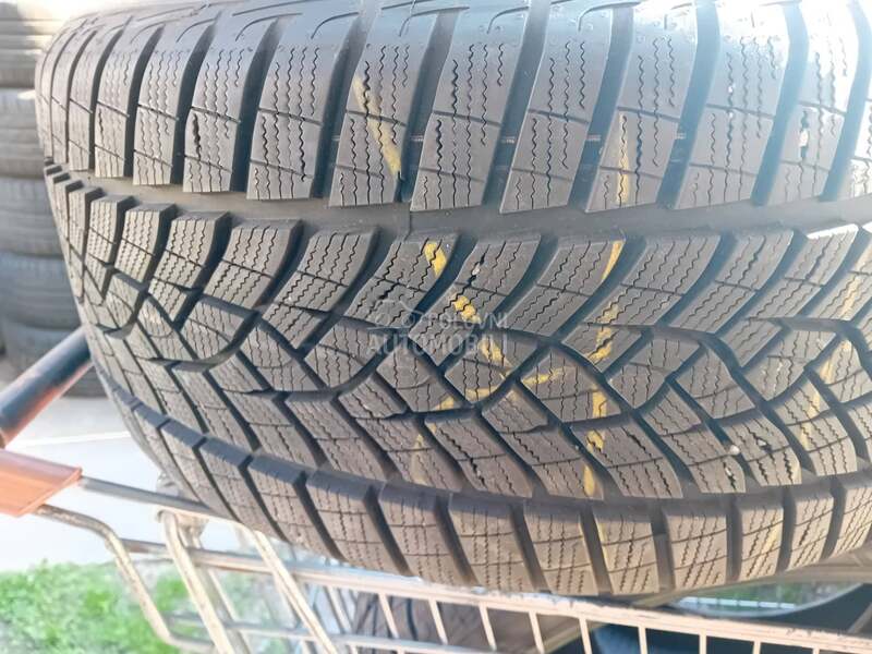 Goodyear 245/40 R18 Zimska