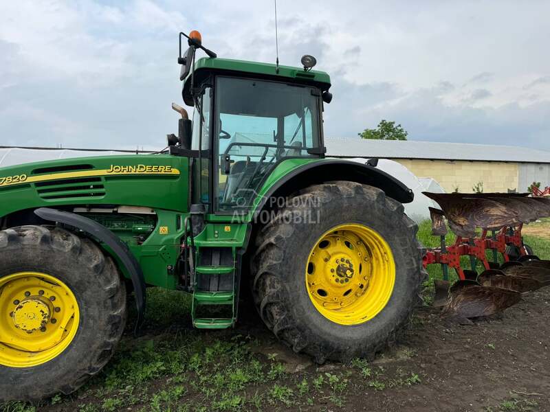 John Deere 7820